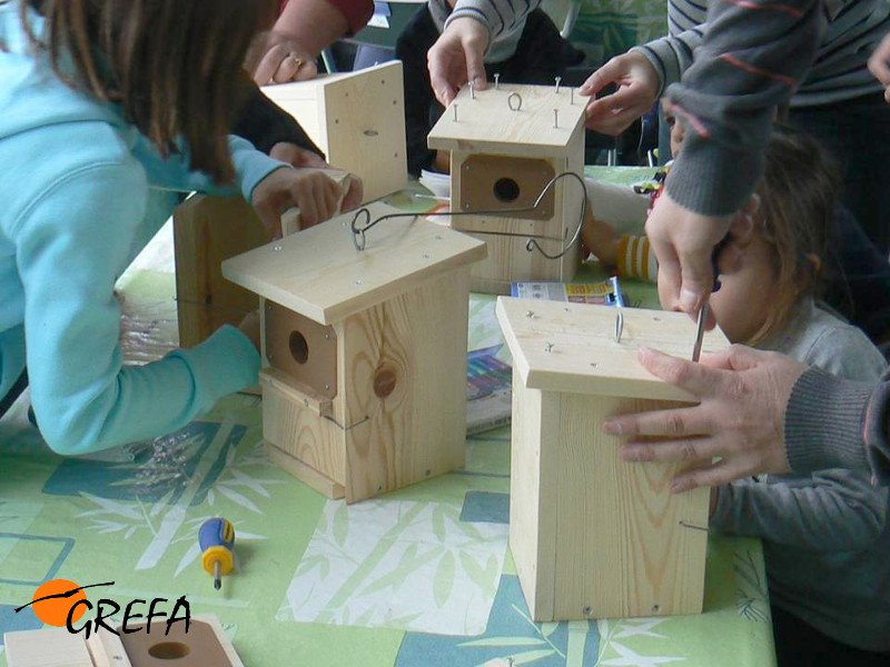 Varias familias construyen cajas nido en el taller que hemos organizado en Coslada (Madrid).